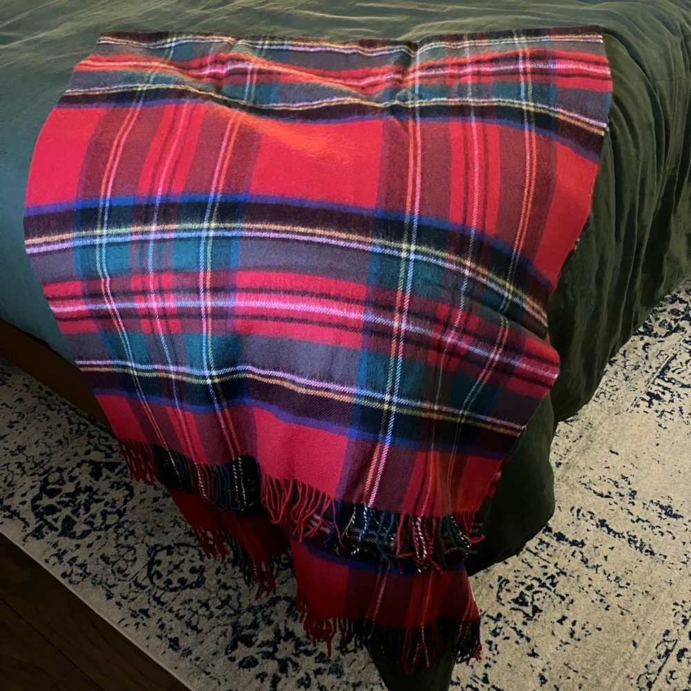 NWT Lambswool Throw Blanket by LochCarron of Scotland in Royal Stuart Tartan - Picture 4 of 7